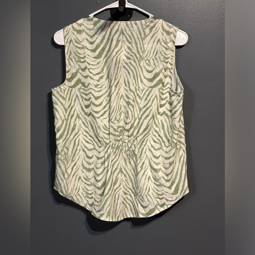 NWT- tahari green and white  shirt size small - Picture 3 of 3